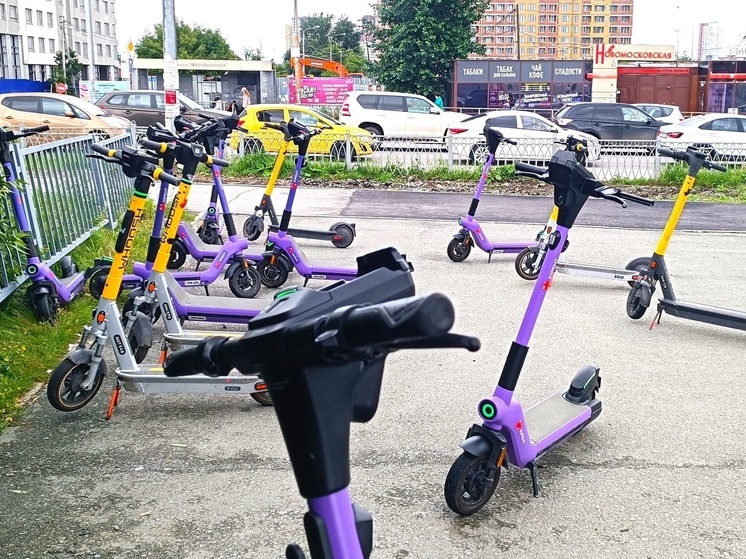 В Екатеринбурге женщина на самокате врезалась в припаркованную машину