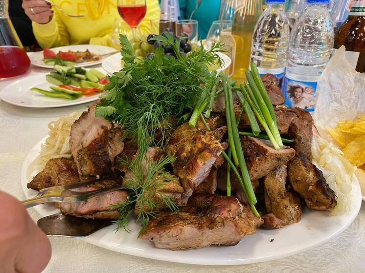В Алейске безработные рецидивисты попытались украсть из магазина мясо на закуску