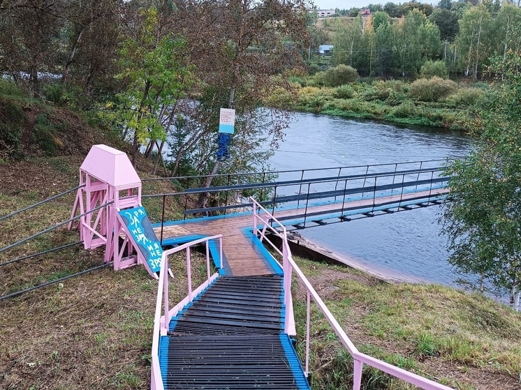 В Боровичах открыли первую в мире художественную галерею на подвесном мосту
