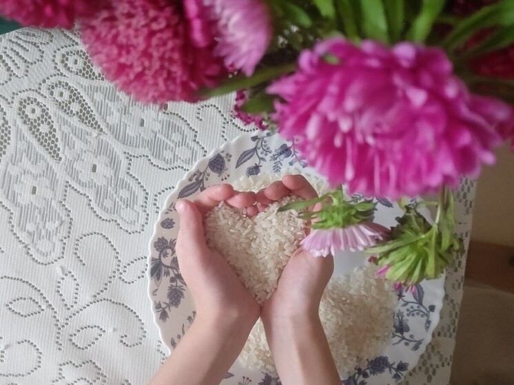 Рис – один из самых популярных и универсальных продуктов, который занимает важное место в рационе многих людей по всему миру. Он является отличным источником сложных углеводов, витаминов группы В, а также минералов, таких как калий и магний. Особенно полезен бурый рис, содержащий клетчатку, которая способствует нормализации пищеварения.