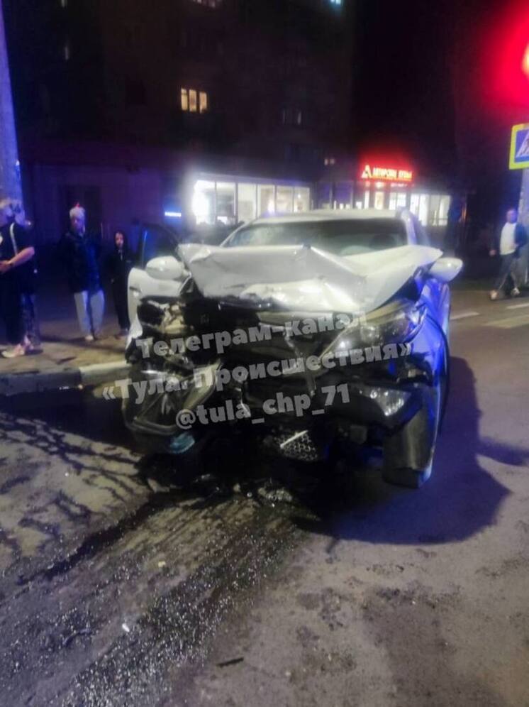 В Туле на пересечении Первомайская— Фрунзе произошло жесткое лобовое столкновение