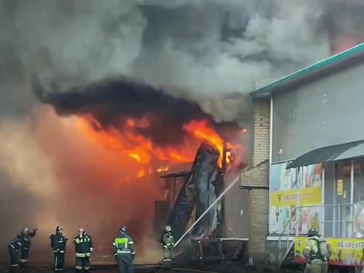 1200 квадратов горящего склада тушат огнеборцы Уссурийска