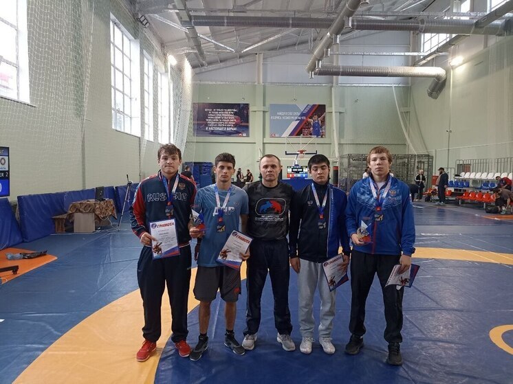 Четыре медали везут спортсмены из ДНР с ежегодных Всероссийских соревнований по спортивной вольной борьбе