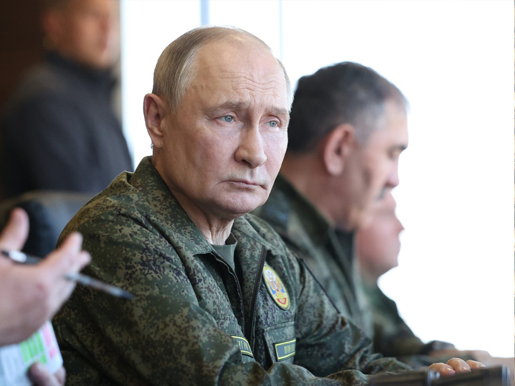 Владимир Владимирович на прошедшей неделе поучаствовал в запугивании Запада военными учениями (никто же не виноват, что там пугаются, — хотя с чего бы?) и рассказал о плавной смене элит и серьезных изменениях в миграционной политике