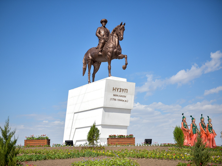 В Бишкеке открыт памятник Нүзүп бию