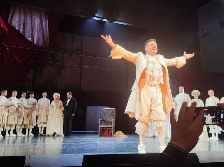 В Светлогорске заплатят миллионы за спектакль с Маковецким