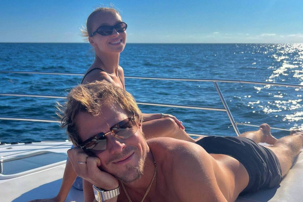 Синицина провела выходной на яхте с мужем и родителями