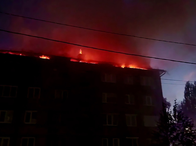 В Липецкой области огнеборцы сражаются с огнем на крыше жилого дома