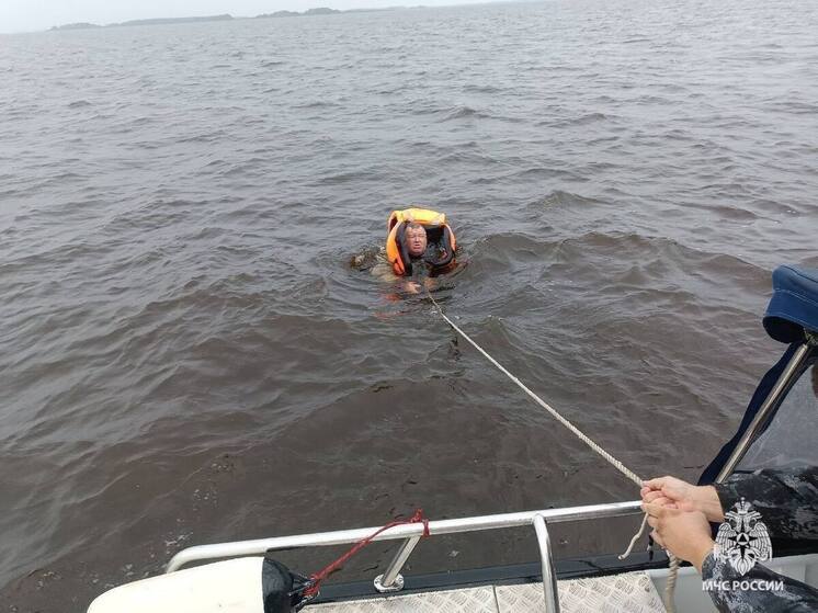 В Ярославской области сотрудники МЧС выловили из воды утопающего рыбака
