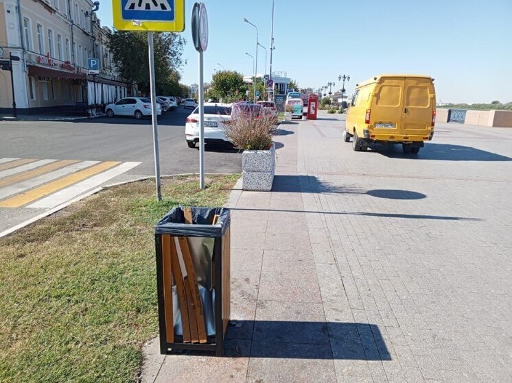 В Астрахани вандалы ломают новые урны и калечат деревья