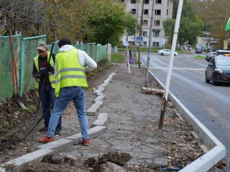 В Амурске благоустраивают пешеходные зоны на проспекте Октябрьском