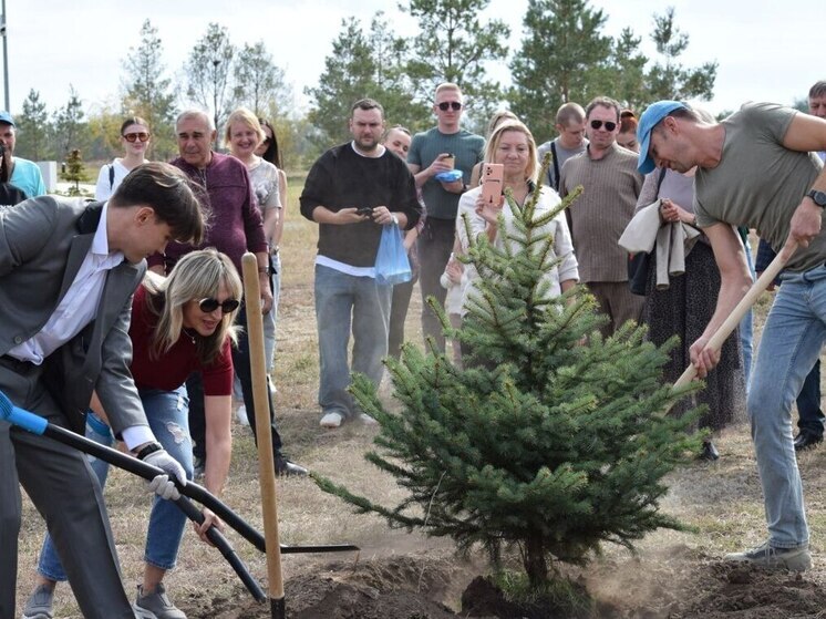 Луганские артисты высадили деревья в Парке покорителей космоса в Энгельсе