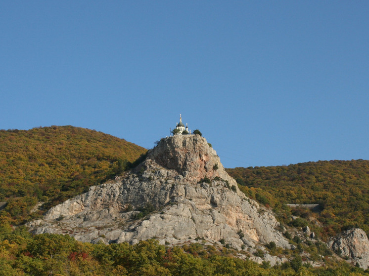 Беспилотник ВСУ влетел в окно второго этажа школы поселка Форос в Крыму