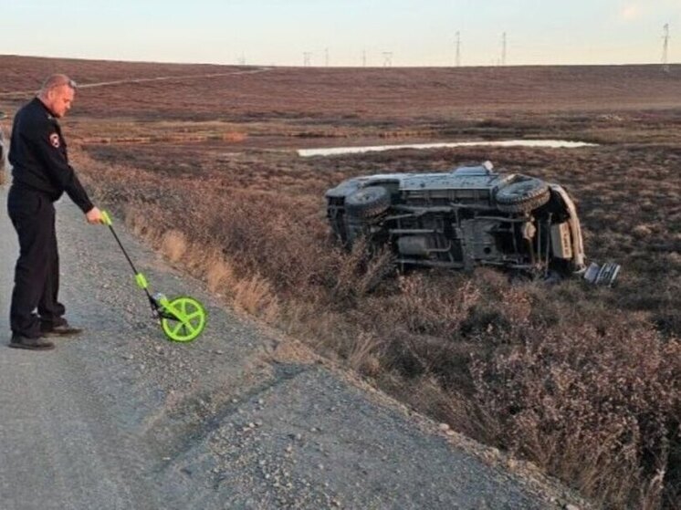 Внедорожник на высокой скорости слетел с дороги и перевернулся недалеко от Певека