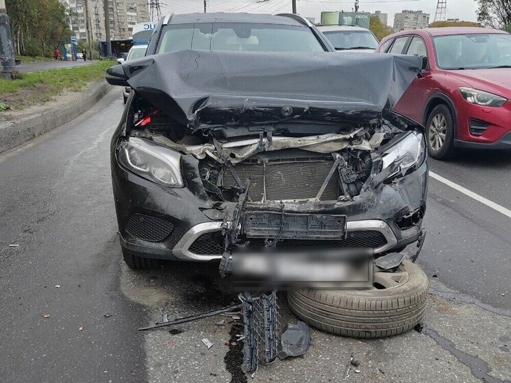 Пьяная дама на Mercedes устроила «паровозик» на Кольском проспекте в Мурманске