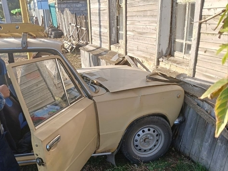 Водитель «копейки» врезался в дом в Самарской области утром 22 сентября