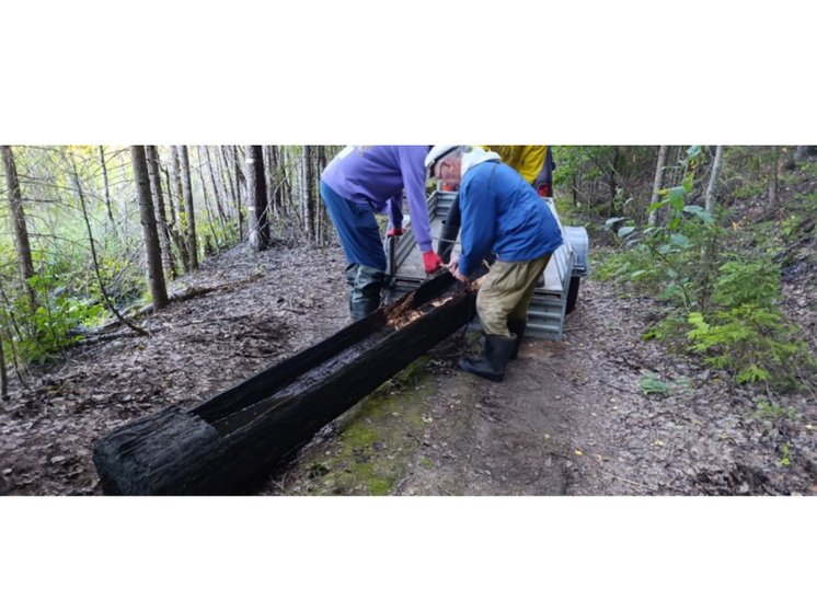 В Карелии со дна озера подняли раритетную затонувшую лодку