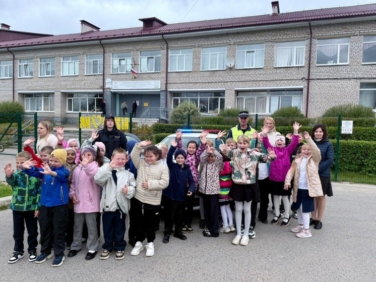 Урок безопасности: шестиклассники сели за руль патрульной машины в Псковском районе