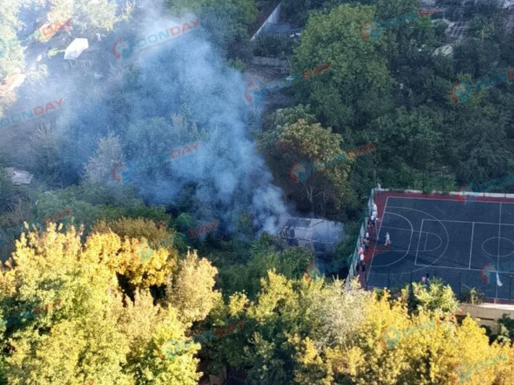 Пламя объяло хозпостройку в Советском районе в Ростове