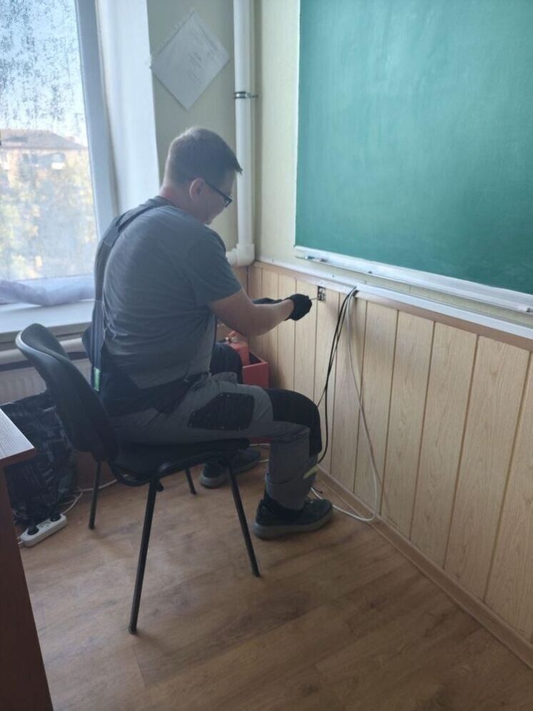 Электрики из Удмуртии наладили электропроводку в школе подшефного Лутугинского района ЛНР