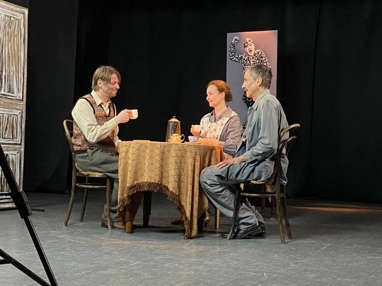 Актеры из ДНР и Санкт-Петербурга сыграли в совместном спектакле на сцене Мариупольского драмтеатра