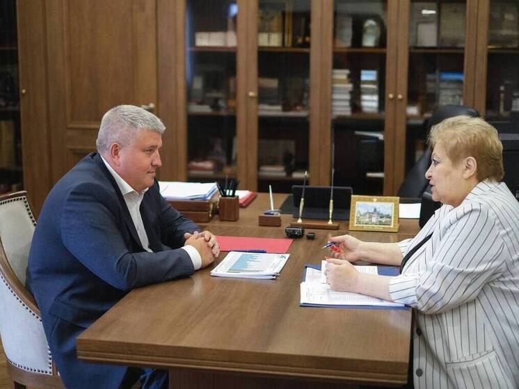 Явка на досрочных выборах губернатора Новгородской области составила 37,71%. Всего в голосовании приняли участие 176 321 человек. Итоги выборов в регионе обсудил сегодня избранный губернатор Новгородчины Александр Дронов с председателем Избирательной комиссии Новгородской области Татьяной Лебедевой.