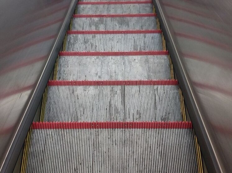 Станцию метро «Нарвская» закрыли на вход из-за внезапной остановки эскалатора