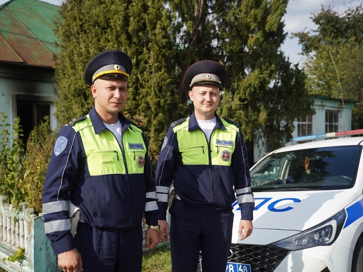 Липецкие полицейские вытащили мужчину из горящего дома