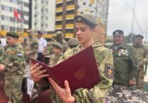 Юными гвардейцами стали 60 школьников из 16 астраханских образовательных учреждений и казачий кадетский корпус имени атамана Бирюкова.