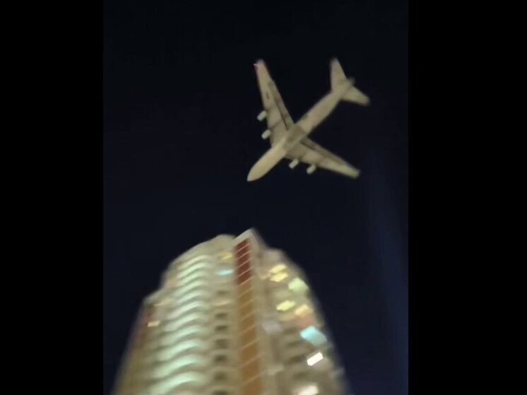 Жителей Новой Москвы перепугал гигантский транспортный самолет, пролетевший на предельно низкой высоте прямо над жилыми домами