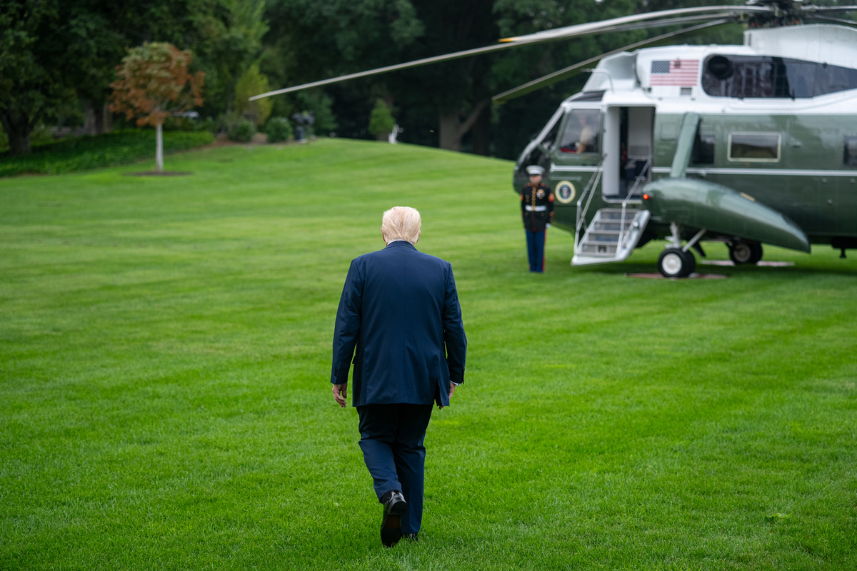 Американец посветил лазерной указкой в вертолет с Трампом на борту и поплатился