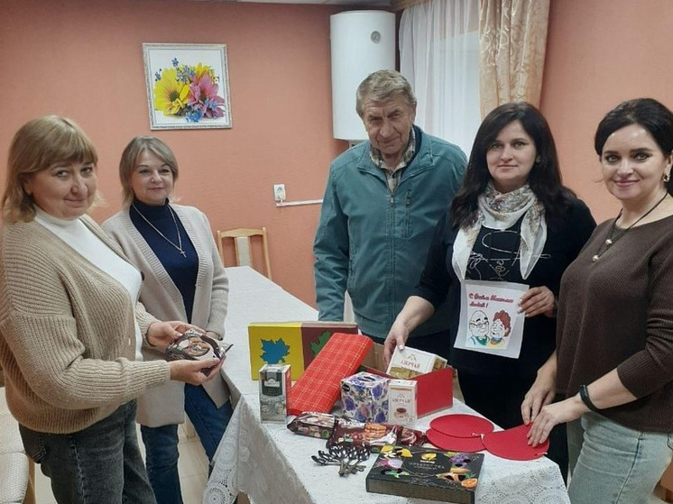 Смоляне поздравили пожилых жителей Мангуша с наступающим праздником