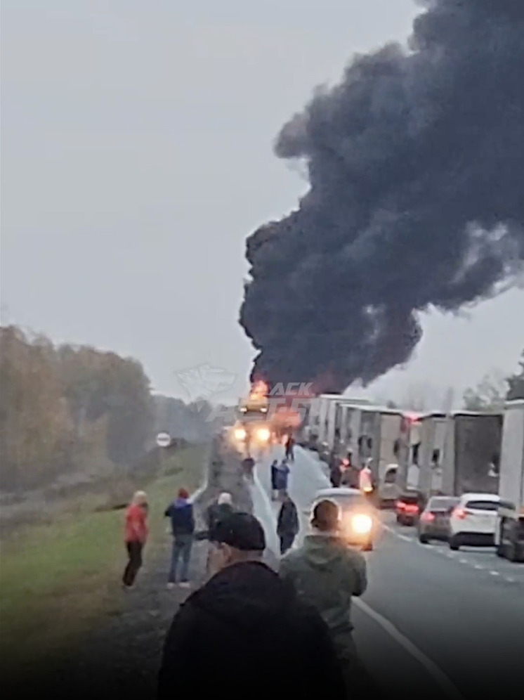 Грузовик загорелся на трассе под Новосибирском