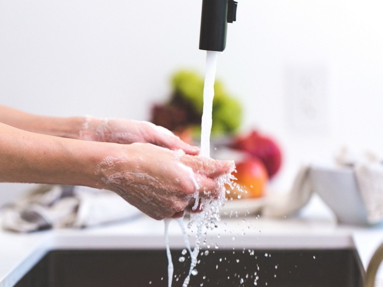 Что категорически нельзя сливать в раковину: 5 главных врагов ваших труб по мнению сантехников