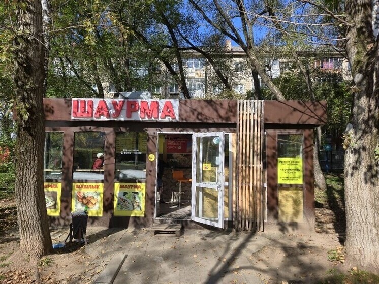 Воду приносили из дома: в Мотовилихинском районе Перми судебные приставы временно закрыли опасную шаурмичную