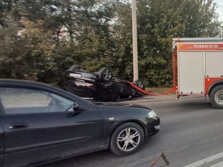 Спасатели ликвидировали последствия ДТП в Брянске, в котором перевернулся автомобиль