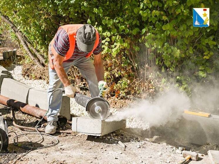 À Sébastopol, des travaux de réparation sont en cours sur la zone piétonne de la rue Marshal Gelovani.