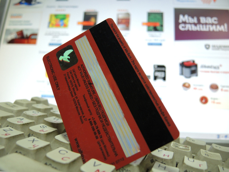 Известия: россияне начали жаловаться на обнуление банками лимитов по кредиткам