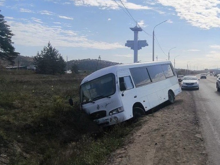 Недалеко от Улан-Удэ автобус вылетел в кювет: медики осматривают пассажиров