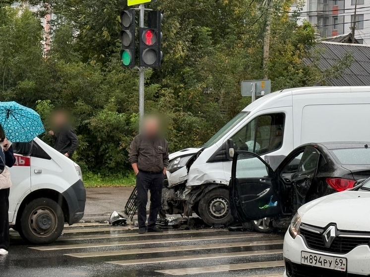 На улице Дарвина в Твери столкнулись фургон и легковушка