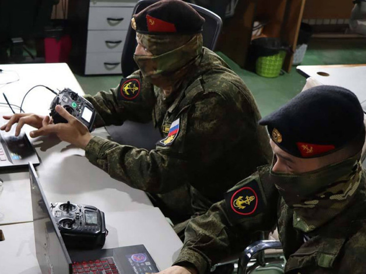    Предсказуемо после налетов украинских БПЛА на Крым и Москву украинские военные аэродромы и авиапредприятия всю минувшую ночь принимали «ответку»: российские беспилотники и ракеты делали все, чтобы украинские авиамощности не скоро очухались