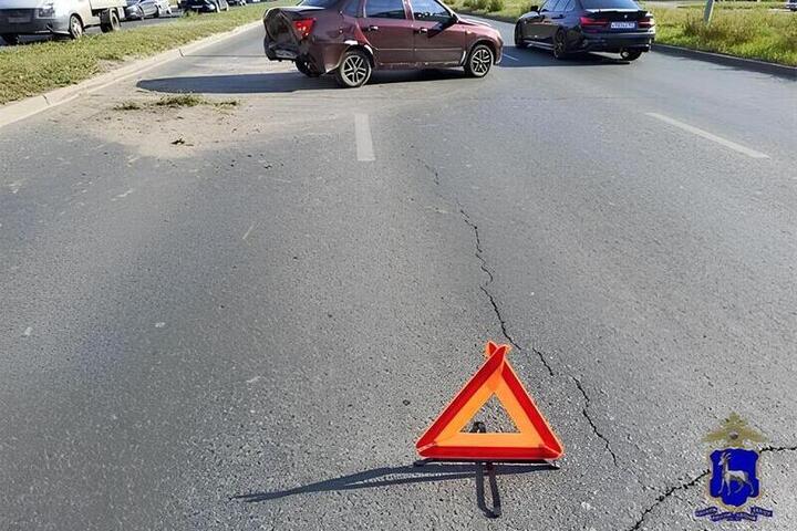 Пять человек пострадали в ДТП с тремя машинами в Самарской области 23 сентября