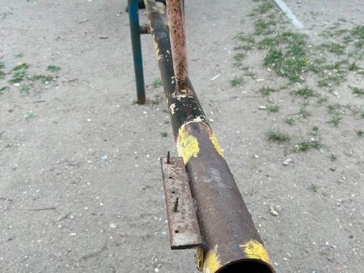 Игра с гвоздями: небезопасное оборудование детской площадки обновили в Благовещенске