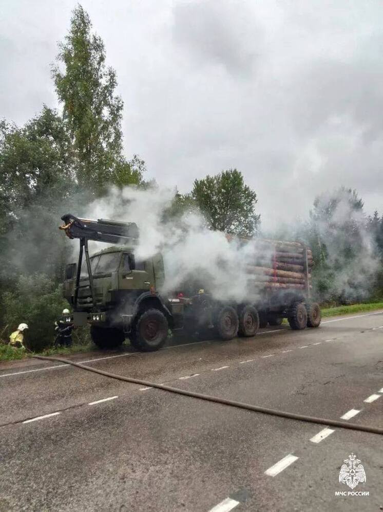 В Тверской области лесовоз загорелся во время движения
