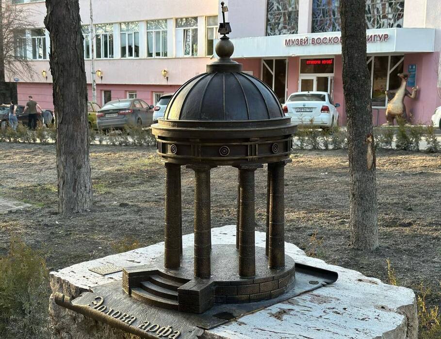 Бронзовая мини-копия Эоловой арфы на Верхнем бульваре