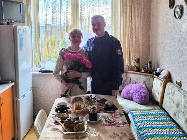 Сотрудники СК Мурманска поздравили бывшую узницу концлагеря с 88-летием