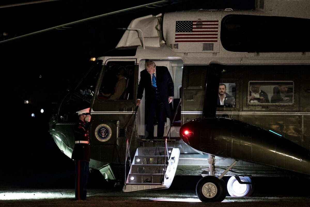 Мужчине из Вашингтона грозит тюрьма за наведение лазера на вертолёт Трампа
