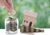 По словам «зеленого» политика Тимона Дзиенуса, проблему создают не получатели пособий, а крупные компании, превратившие дефицит жилья в источник сверхприбыли. Консерваторы отвечают холодной формулой: «Социальное государство не резиновое».  Новости Германии по-русски