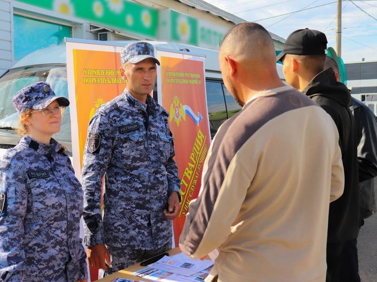 Мобильный пункт Росгвардии провел агитационную работу в поселке Параньга