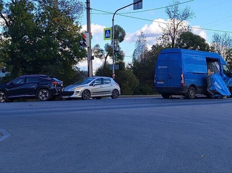 ДТП у "Талисмана" затрудняет движение транспорта